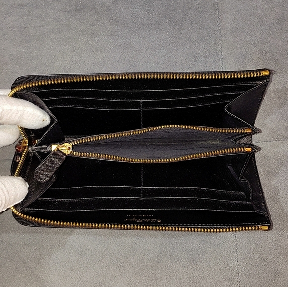 SALVATORE FERRAGAMO GANCIO BLACK SAFFIANO LEATHER ZIP AROUND LONG WALLET EUC - Picture 6 of 17
